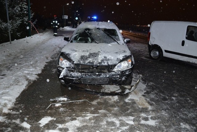 Do wypadku doszło na ul. Zręcińskiej w Krośnie. Policjanci ustalili, że 38-letni kierowca forda, podróżując w kierunku Zręcina, najechał na tył fiata. W zderzeniu ucierpiał kierowca fiata, który z obrażeniami został przetransportowany do szpitala.Badanie staniu trzeźwości 38-letniego mieszkańca gminy Dukla wykazało, że miał ponad 3 promile alkoholu. Policjanci zatrzymali mu prawo jazdy, a on sam trafił do policyjnego aresztu. O jego przyszłości zdecyduje sąd.Zobacz także: 20-letnia kobieta dachowała volkswagenem golfem w Przemyślu. Poszkodowana trafiła do szpitala