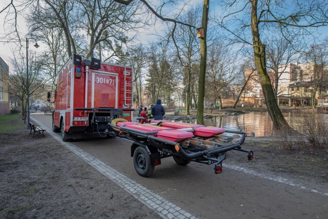 Policyjni płetwonurkowie w asyście strażaków przeszukują staw w Parku Kazimierza Wielkiego w centrum Bydgoszczy. W niedzielę niedaleko tego miejsca, przy ul. Parkowej, ugodzono śmiertelnie nożem obywatela Ukrainy. Po godzinie 15 płetwonurkom udało się odnaleźć nóż, który prawdopodobnie został użyty podczas niedzielnej bójki. Czy uda się skończyć z plastikiem?