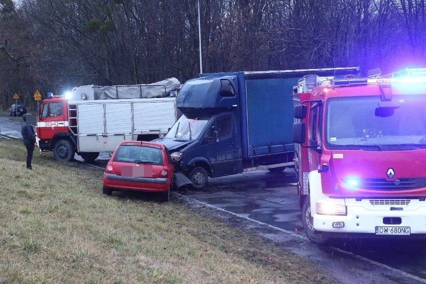 Wypadek samochodu dostawczego i osobowego ma Międzyrzeckiej. Ranna kobieta (ZDJĘCIA)