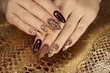 Najmodniejsze brązowe paznokcie to tiramisu nails. Ten manicure inspirowany jest najsmaczniejszym włoskim deserem 