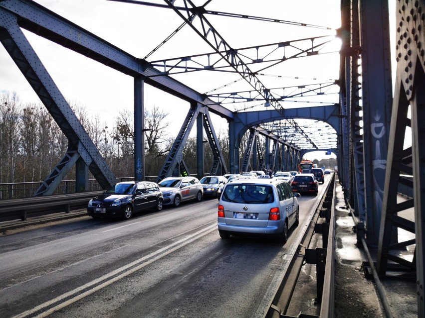 Wypadek na moście w Toruniu. Około godz. 10. na moście im....