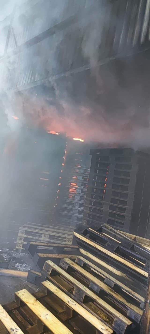Na miejscu pożaru pracowało 29 jednostek straży pożarnej.