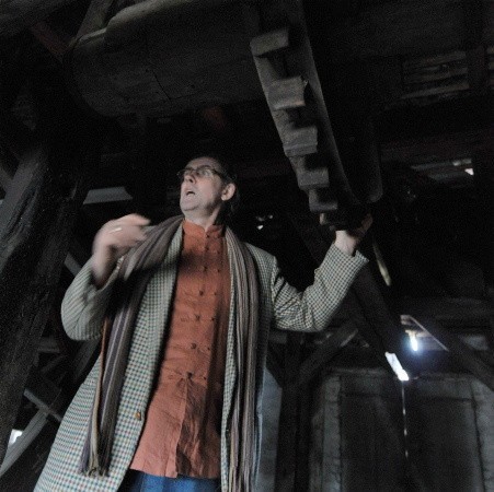 Krzysztof Uchal wie jaki historyczny skarb ma na strychu. Ten drewniany dźwig przetrwał w nienaruszonym stanie ponad 200 lat, dzięki cząsteczkom soli zawartym w magazynie.