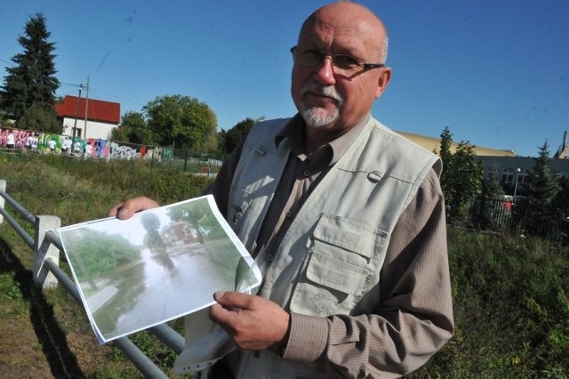 Jan Paterka przyniósł na spotkanie zdjęcie zalanej w lipcu br. ulicy Piaskowej. Aż się nie chce wierzyć, iż stało się to za przyczyną małej Sulechówki. 