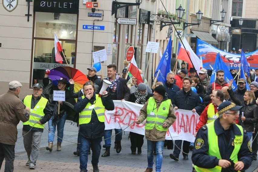 Manifestacja KOD-u w Toruniu [ZDJĘCIA]
