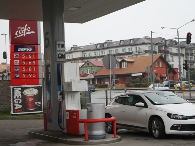 Ceny paliw nieco spadły, co cieszy kierowców. Wczoraj na stacji Orlen przy ul. Garncarskiej w Słupsku litr benzyny bezołowiowej 95 kosztował 5,69 zł. 