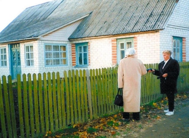 Jeziory, z tego domu wywieziono rodzinę Bauerów do Kazachstanu. Przy płocie Klara i siostra Ludmiła.