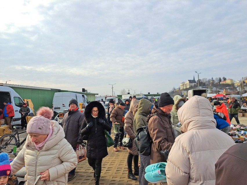 Tak wyglądał handel na giełdzie w Sandomierzu w sobotę 11 lutego. Było mnóstwo ludzi i towarów. Zobacz zdjęcia 11.02.2023