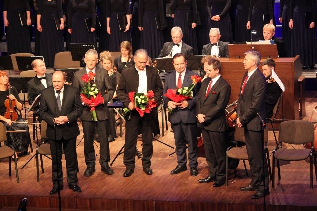 Koncert wykonali Karin Wiktor-Kałucka, Agnieszka Cząstka, Marcin Kotarba, Jacek Ozimkowski, Krakowska Orkiestra Radiowa oraz Chór „Kanon” z Krakowa.