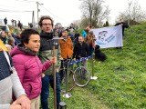 Takiego protestu w Krakowie dawno nie było. Mieszkańcy chwycili za łopaty i grabie. "Pomóżcie nam obronić łąki nad Rudawą!"