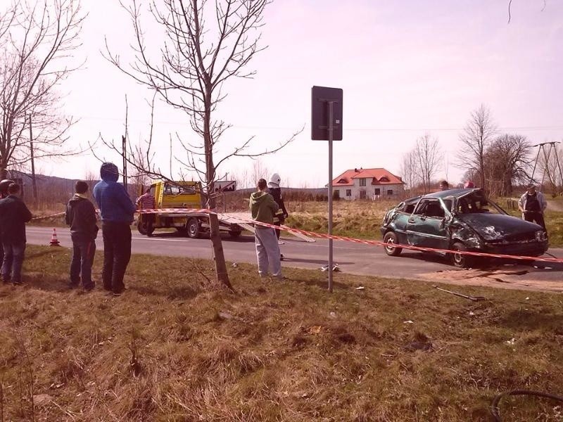 Wypadek na drodze Gryfów - Świeradów. Jedno auto na boku (ZDJĘCIA)