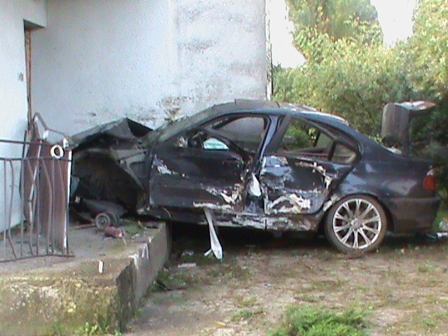 Karlowice: BMW wjechalo w dom. Do wypadku doszlo w niedziele rano (14 sierpnia).