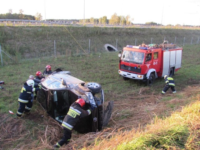 Do wypadku doszło przed godziną 19 w pobliżu obwodnicy Szczuczyna. Według zgłoszenia, które otrzymali strażacy, dachowało auto osobowe.