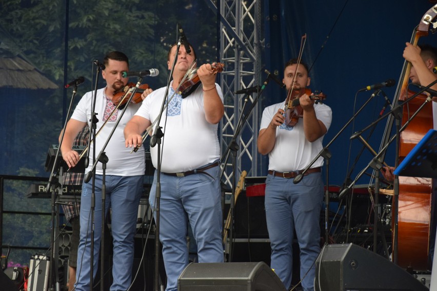 Szymbark. XV Panorama Kultur. W skansenie głośno gra muzyka, jest mnóstwo ludzi, są stoiska z rękodziełem, gospodynie częstują pysznościami