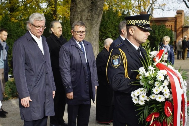 Prezydent Poznania Jacek Jaśkowiak złożył 1 listopada kwiaty na Cmentarzu Zasłużonych Wielkopolan.Przejdź do kolejnego zdjęcia --->