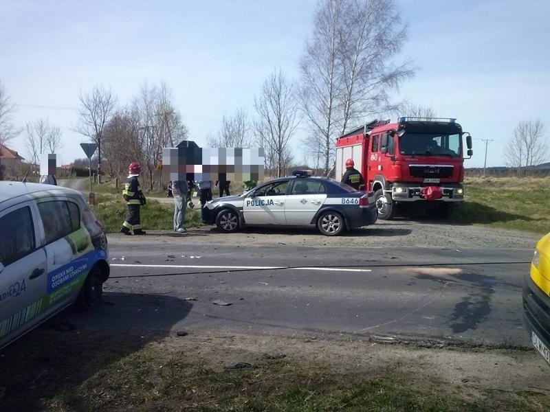 Wypadek na drodze Gryfów - Świeradów. Jedno auto na boku (ZDJĘCIA)