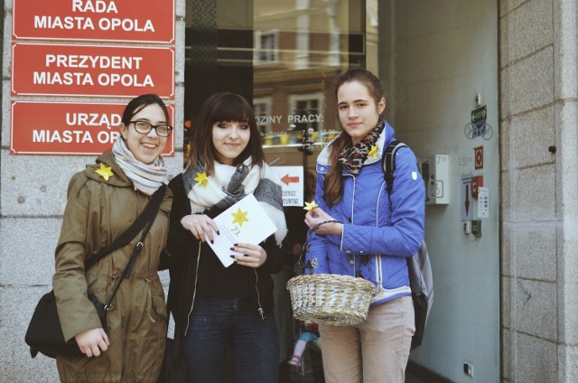 Wiktoria Radecka, Kasia Łodzińska i Aurelia Łyko rozdawały mieszkańcom Opola symboliczne papierowe żonkile.  