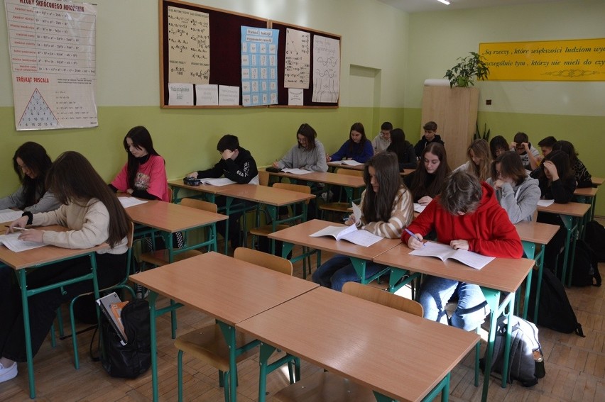 Próbna matura z języka angielskiego w Samorządowym Liceum Ogólnokształcącym imienia Cypriana Kamila Norwida w Stalowej Woli. Zdjęcia