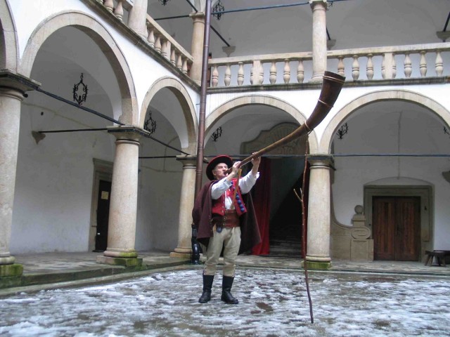 Jacenty Ignatowicz gra turystom m.in. na trombicie góralskiej