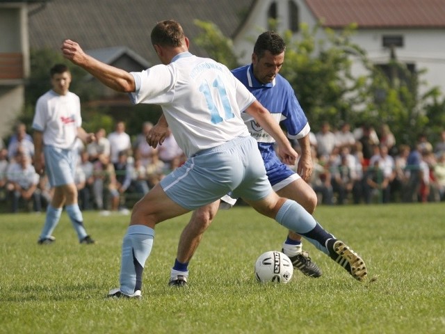 Plantator Nienadówka (białe koszulki), zwycięzca sprzed dwóch lat, również awansował do 1/8 finału. Przy piłce Leszek Pisz, który grał w drużynie Nowin.