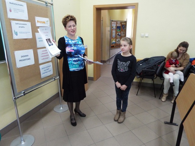 Milena Szota, uczennica Zespołu Szkolno-Przedszkolnego w Białej Nyskiej (kl. IV), odbiera nagrodę z rąk Joanny Rogowskiej.