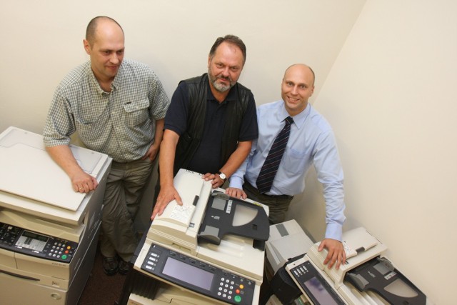 Lucjan Tymiński (w środku) od trzynastu lat sprzedaje i serwisuje urządzenia biurowe. Do współpracy zaprosił synów: Jarosława (z lewej) i Jacka