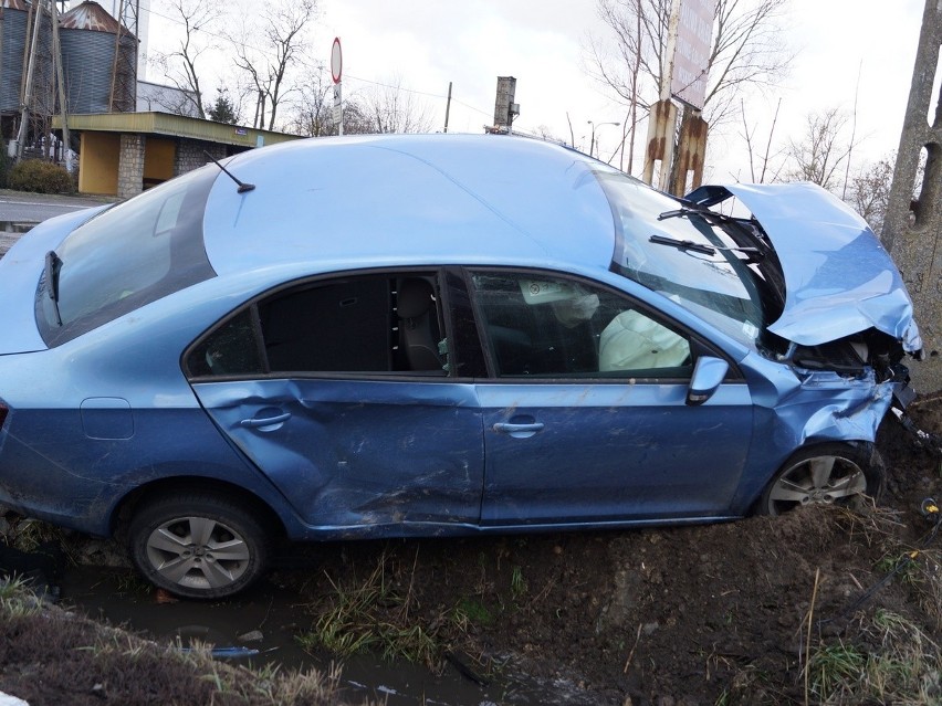 Wypadek w Samszycach. Senior za kierownicą wymusił pierwszeństwo - skoda wylądowała w rowie