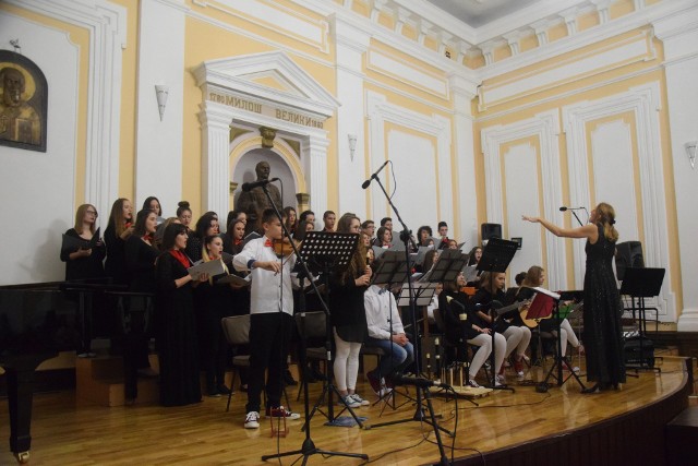 Camerata Fordońska jesienią zeszłego roku zagrała w Kragujevacu, a już 15 IX br. młodzież bydgoska i serbska wystąpi z koncertem w sali „Copernicanum” UKW