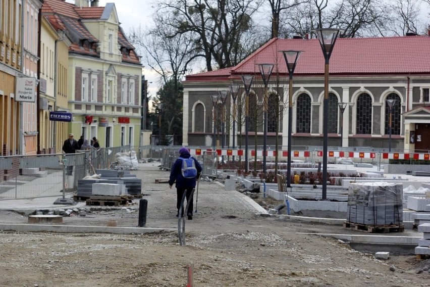 Wrocław: Fontanna na Psim Polu w labirycie barierek. Prace na finiszu (ZDJĘCIA)