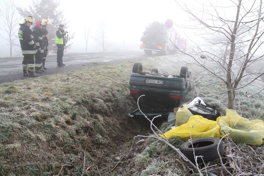 Wypadek pod Długołęką. Samochód osobowy dachował i wpadł do rowu (ZDJĘCIA)