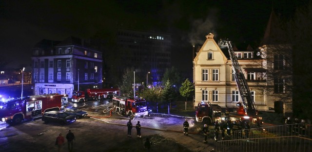 Pożar kamienicy przy ul. Sulechowskiej w Zielonej Górze wybuchł w poniedziałek, 6 listopada. Płomienie pojawiły się na dachu. Na miejsce przyjechało siedem jednostek straży pożarnej zawodowej oraz ochotników.Pożar wybuchł około godz. 20.00.  Bardzo szybko pojawiły się wozy zielonogórskich strażaków oraz ochotników z okolicy. Podjechała również cysterną z wodą. Ruszyła akcja gaśnicza.Strażacy walczyli z płonącym poddaszem kamienicy. Sytuacja była trudna. Płomienie widać było na zewnątrz. – Pożar udało się szybko opanować – mówi bryg. Dariusz Mach, komendant miejski zielonogórskich strażaków. Około godz. 21.00 strażacy dogaszali już poddasze, z którego cały czas unosił się dym. – Zabezpieczymy dach foliami przed deszczem – mówi bryg. Mach.Zobacz: KRYMINALNY CZWARTEK  Dwa dni i trzy bójki z użyciem noża w Lubuskiem