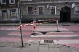 Poznań: Po interwencji strażaków na ul. Wawrzyniaka została... dziura w jezdni [ZDJĘCIA]