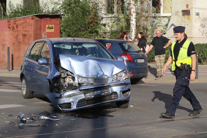 Wypadek na Ołbinie. Zderzenie na środku skrzyżowania (ZDJĘCIA)