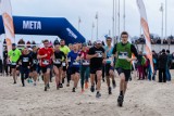 Bieg Zimowy tylko z nazwy. W Sopocie trzeba było pokonać 8 km na piaszczystej plaży. Prawie setka biegaczy podjęła wyzwanie ZDJĘCIA