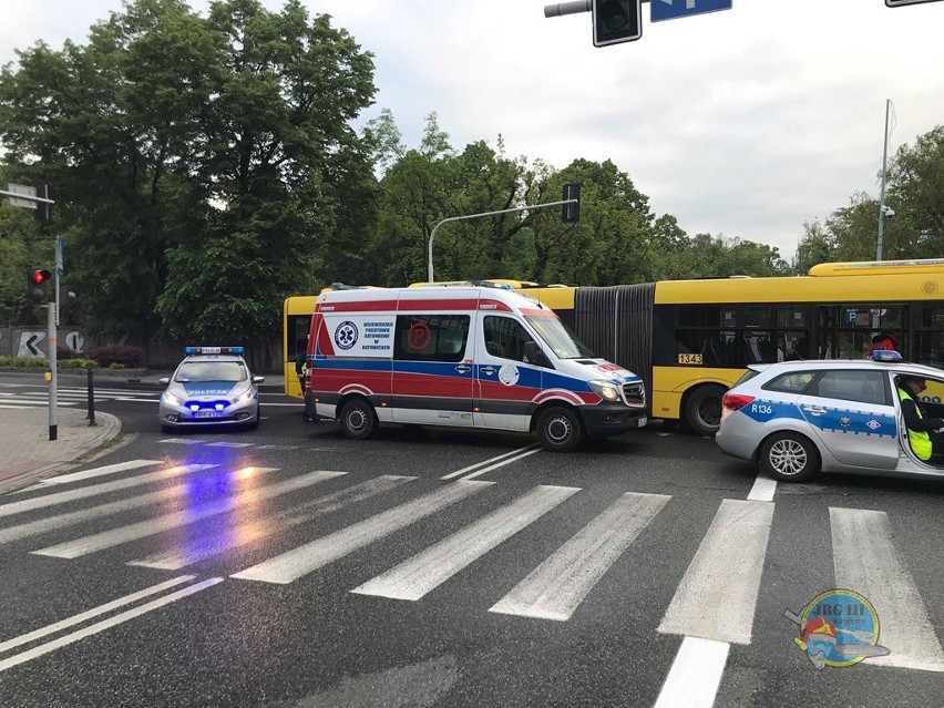Wypadek autobusu w Katowicach. Trzy osoby poszkodowane ZDJĘCIA