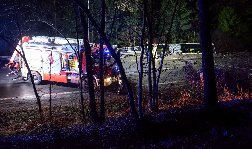 Śmiertelny wypadek na Spacerowej w Gdańsku! Doszło do czołowego zderzenia autobusu z samochodem osobowym. Nie żyje kierowca osobówki