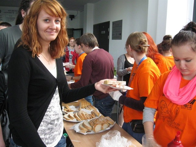 Anna Witko, studentka UO przyszła na wielkie studenckie śniadanie do Studenckiego Centrum Kultury.