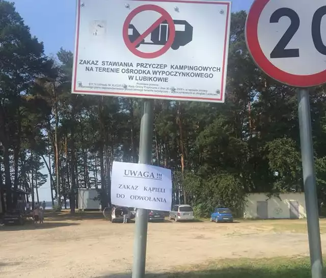 Kąpielisko nad jez. Lubikowskim to turystyczna perła gminy Przytoczna. W miniony weekend na plaży panował taki tłok, że nie można było znaleźć miejsca na rozłożenie ręcznika. Dziś w południe plaża była pusta. Pracownicy gminnej spółki Wokamid rozwiesili w wielu miejscach kartki z informacją „Uwaga, zakaz kąpieli do odwołania”. 