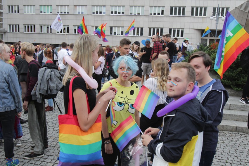 Marsz Równości w Katowicach. Setki młodych ludzi, drag queens i muzyka z trucków DUŻO ZDJĘĆ 