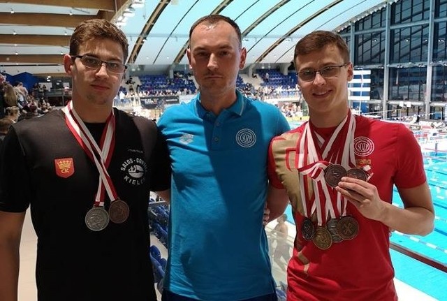 Dominik i Piotr Bujakowie z Salosu Cortile Kielce bardzo dobrze wypadli na Mistrzostwach Polski Seniorów w pływaniu w Lublinie.