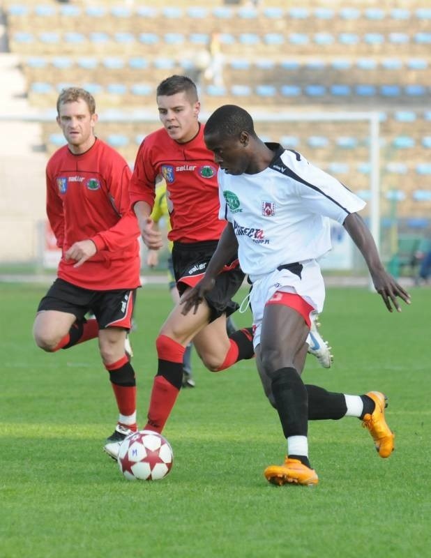 Ousmane Sylla (w jasnym stroju) dostał wolną rękę na poszukiwanie nowego klubu. Kibice nie wyobrażają sobie jednak zespołu bez Gwinejczyka.