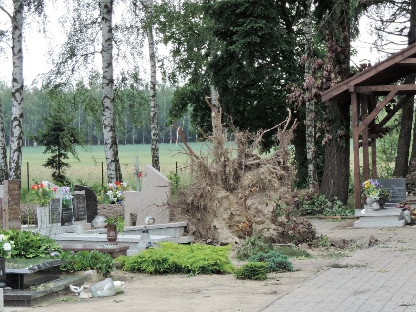 Po wichurze zamknięto cmentarz we wsi Wronowy [zdjęcia]