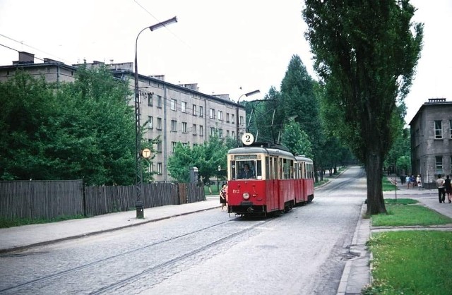 Odnoga nieistniejącej dziś linii tramwajowej nr 2 w stronę Starego Rakowa. Pętla tramwajowa tej linii znajdowała się w miejscu, gdzie stoi dziś SP nr 34.
