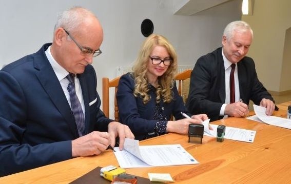 Umowę w sprawie budowy nowego przedszkola w Pacanowie podpisali (od lewej): wójt Wiesław Skop, skarbnik gminy Dorota Adamczyk i Leszek Świątek, prezes firmy Budkom.