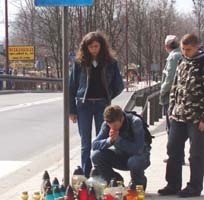 W tym miejscu w Augustowie często palą się znicze. Stawiają je koledzy 18-letniej Moniki zabitej na przejściu przez samochód.