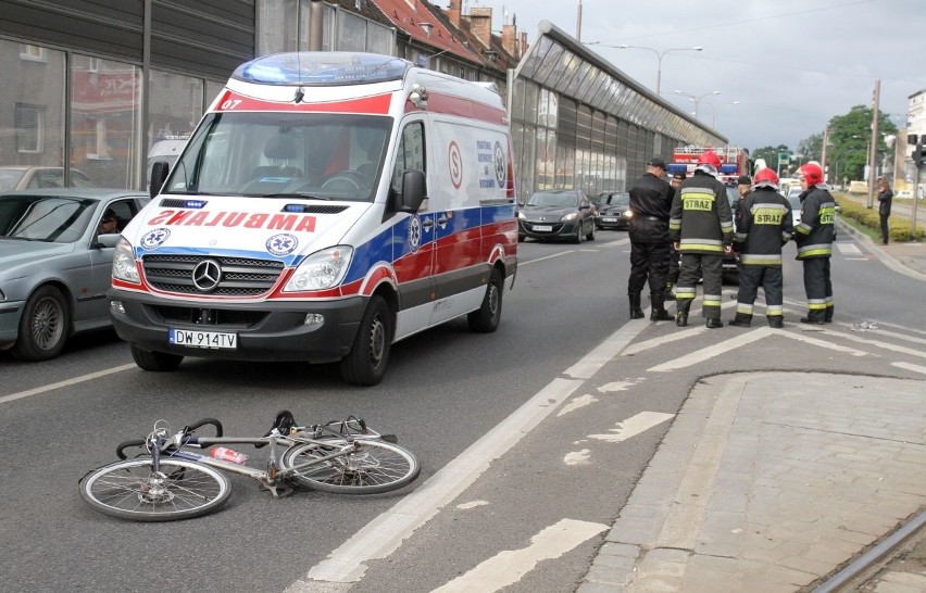 Wrocław: Samochód straży jadący do pożaru potrącił rowerzystkę (FILM, ZDJĘCIA)