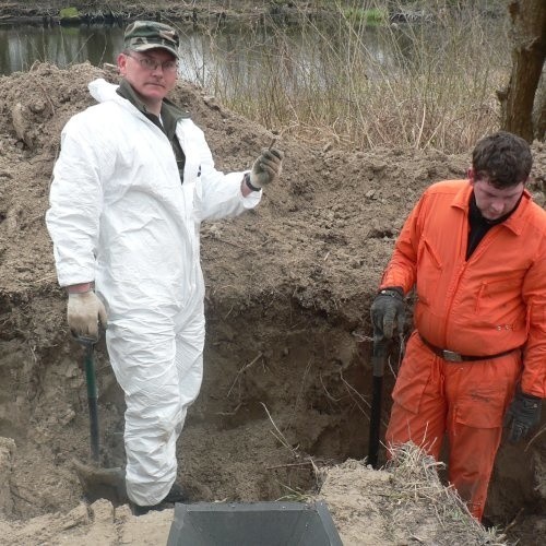 W ekshumacji pomagali także Adam Panońko z Dziwnowa i Robert Balsam z Niemiec. Wydobyte szczątki, trafiały od razu do specjalnych trumienek.