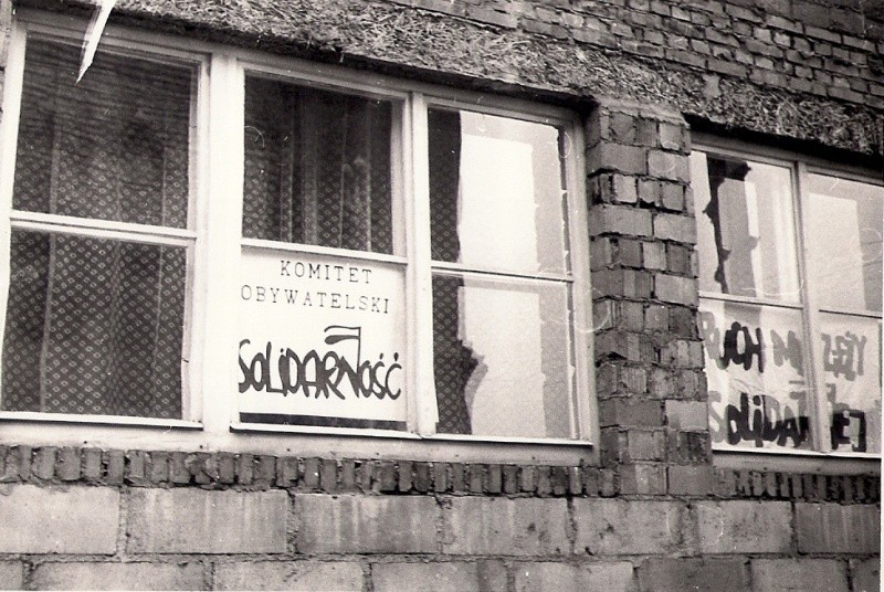 Transparent w oknie przy kościele, Sulechów, 3.05.1989 r.