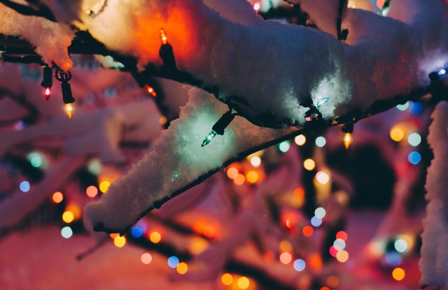 Świąteczna iluminacjaJeśli marzy nam się świąteczna iluminacja balkonu, ganku, ogrodu itp. kupmy oświetlenie przeznaczone do zastosowania na zewnątrz!