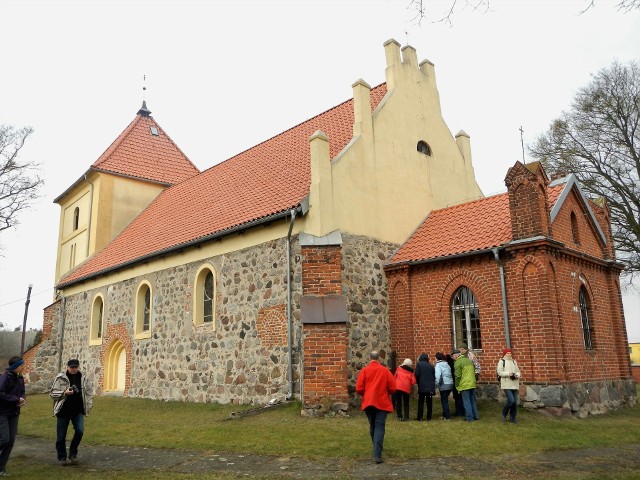 Gotycki kościół pw. św. Wojciecha w Rogóźnie. Nazwa tej miejscowości wywodzi się od rogoży, czyli rosnącej w pobliżu zbiorników wodnych, na terenach podmokłych pałki wodnej.